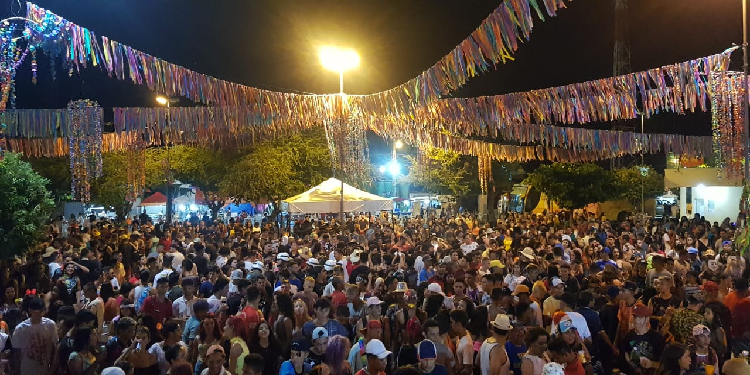 Praça da Bonelle fica lotada na 3ª noite de Carnaval